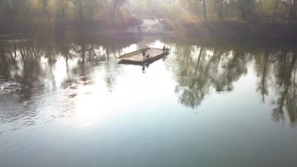 Régi kézi meghajtású kábelkomp mezőgazdasági gépek szállítására a folyón keresztül vidéki környezetben - Felvétel, videó