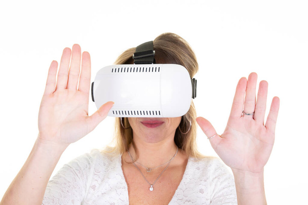 jonge vrouw dragen met behulp van virtual reality Vr bril op witte achtergrond - Foto, afbeelding