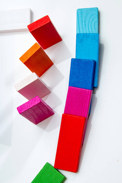 Figures de panneaux de bois multicolores. Concept de construction de blocs
 - Photo, image