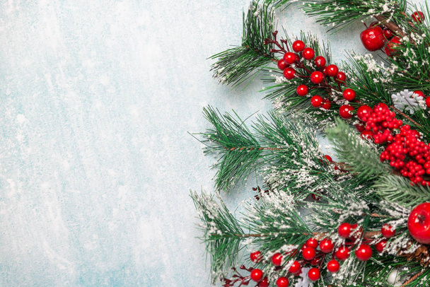 zasněžené vánoční jedle větve na modrém pozadí - Fotografie, Obrázek
