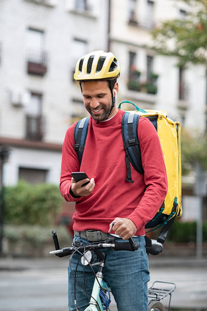 Delivery man using smartphone - Foto, afbeelding
