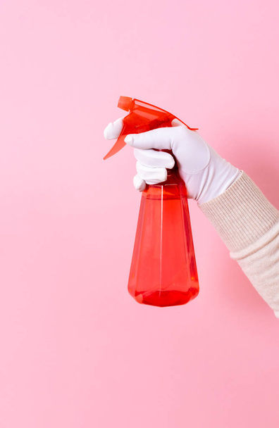 distributeur de pulvérisation de fond rose main gant un espace de copie propre rouge
 - Photo, image