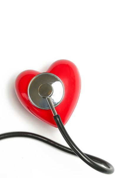 Piros szív és a sztetoszkóppal, elszigetelt fehér background - Fotó, kép