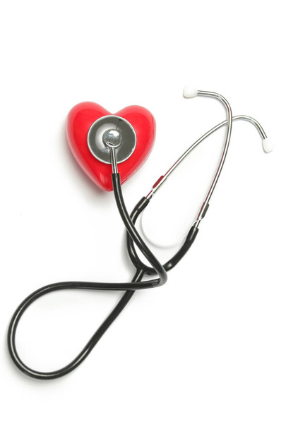 Červené srdce a stetoskop izolovaných na bílém pozadí - Fotografie, Obrázek