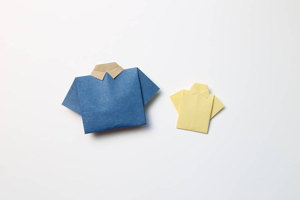 Chemise en papier origami bleu et jaune sur fond blanc
 - Photo, image