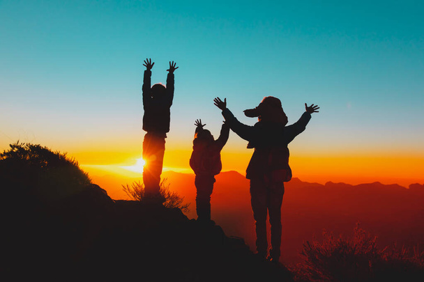日没山、自然の中のハイキングの家族旅行の子供たちと幸せな父 - 写真・画像
