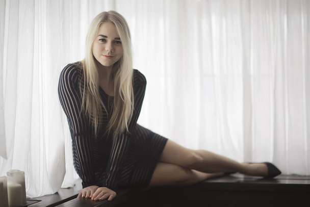 nuori malli koti seksikäs, kaunis aikuinen blondi, hohdokas sisustus
 - Valokuva, kuva