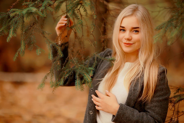 szőke természet portré ősz, gyönyörű fiatal felnőtt lány hosszú haj - Fotó, kép