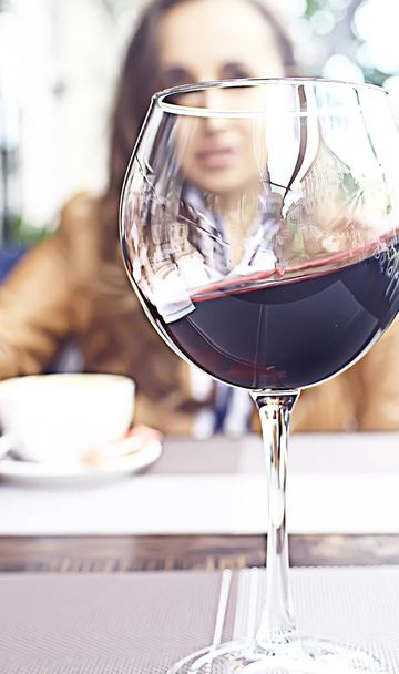 vino rosso pranzo ragazza caffè stile di vita, estate ristorante all'aperto, cibo mediterraneo
 - Foto, immagini