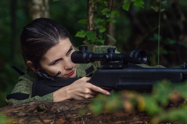 Retrato de bela menina do exército, mulher soldado com rifle com visão óptica e uniforme militar na floresta
 - Foto, Imagem
