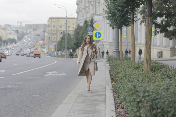 business lady stands road, cars, traffic, urban style, travel in the city, woman and cars - Foto, Imagen
