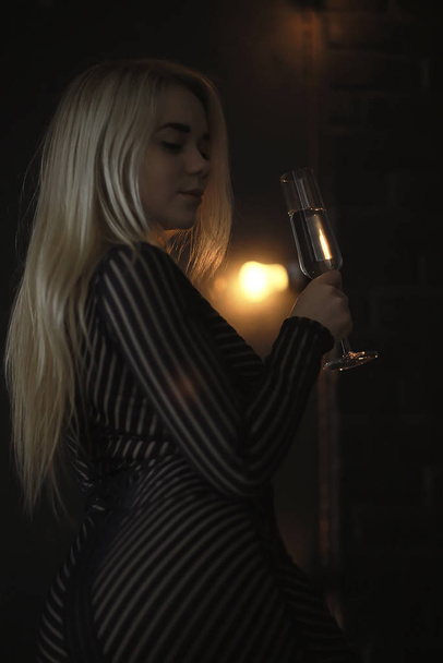 sexy blonde girl drinks champagne from a glass, evening glamorous style portrait - Foto, afbeelding