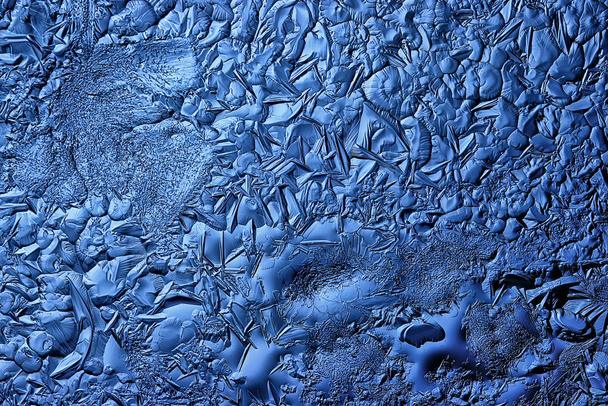niebieskie tło ze szkła lodowego, abstrakcyjna faktura powierzchni lodu na szkle, zamarznięta woda sezonowa - Zdjęcie, obraz