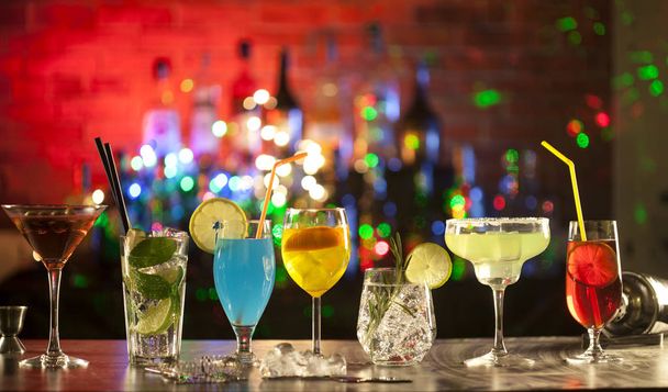 Set mit verschiedenen Cocktails an der Bar - Foto, Bild