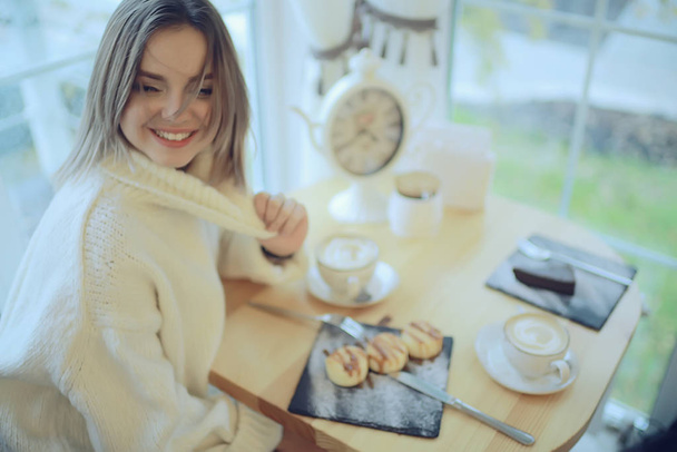morning breakfast in a bright cafe, a cozy portrait of a young model, lifestyle at home - Фото, зображення