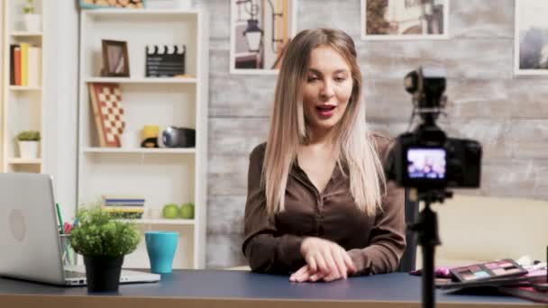 Beauty Influencer bei der Aufnahme einer Make-up-Anleitung - Filmmaterial, Video