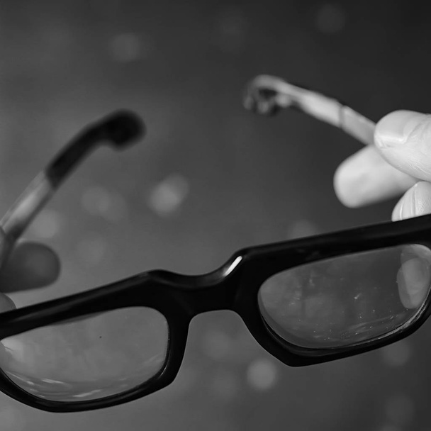 koncepce brýlí, muž drží brýle v ruce. - Fotografie, Obrázek