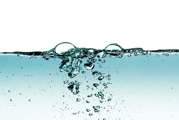 Всплеск воды, капель и пузырьков на белом фоне
 - Фото, изображение