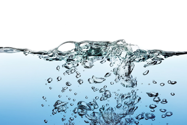 Всплеск воды, капель и пузырьков на белом фоне
 - Фото, изображение
