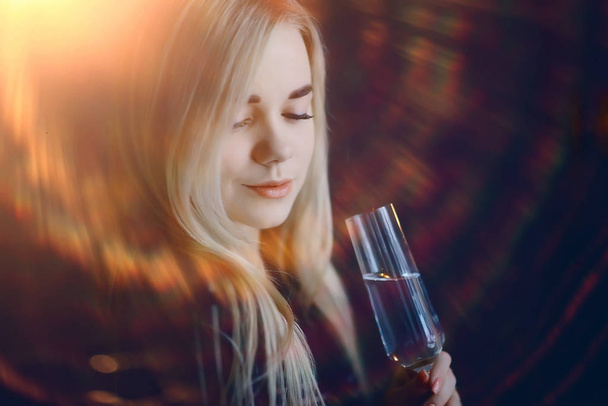seksikäs blondi tyttö juo samppanjaa lasista, ilta lumoava tyyli muotokuva
 - Valokuva, kuva