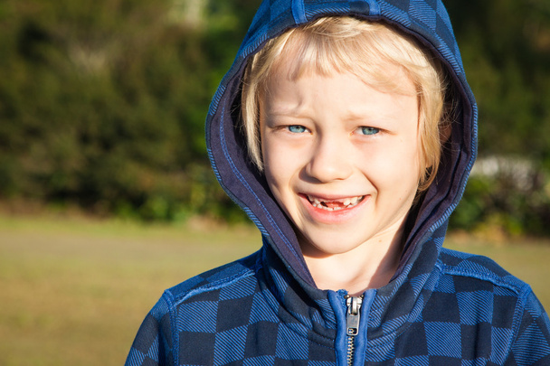 Porträt eines Jungen mit fehlenden Zähnen - Foto, Bild