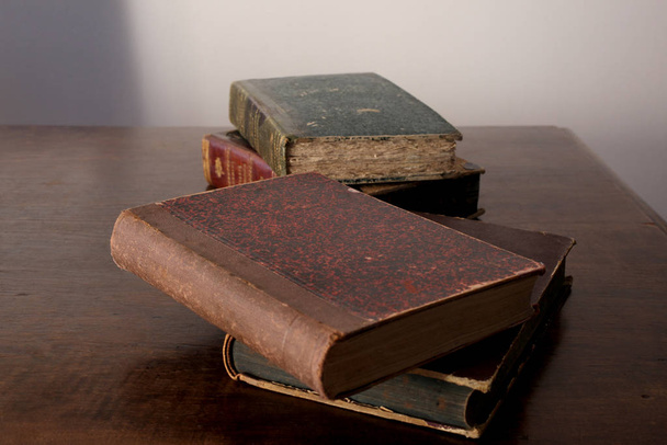 libri antichi su un tavolo di legno con spazio per copiare il testo
 - Foto, immagini