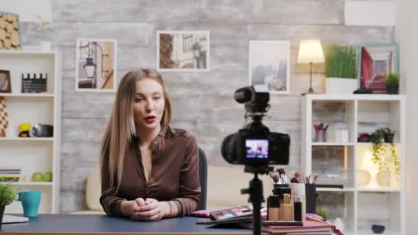 Διάσημη vlogger ομορφιά καταγραφή ένα βίντεο για τα προϊόντα φροντίδας του δέρματος - Πλάνα, βίντεο