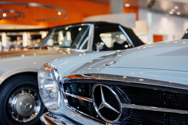 STUTTGART, GERMANY - OCTOBER 16, 2018: Mercedes Museum. Focused photo. Nice looking old retro cars at the auto show. - Fotografie, Obrázek