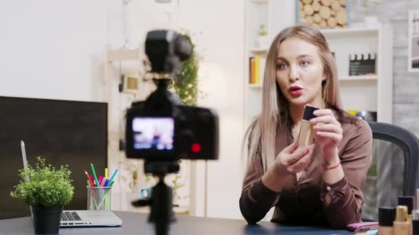 Beauty vlogger opname van een vlog over huidproducten - Video