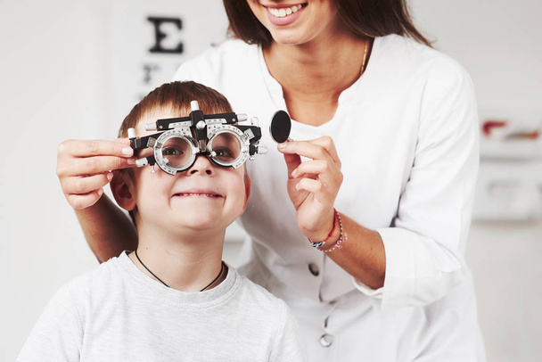 Feels good. Child sitting in the doctor's cabinet and have tested his visual acuity. - Foto, Imagen