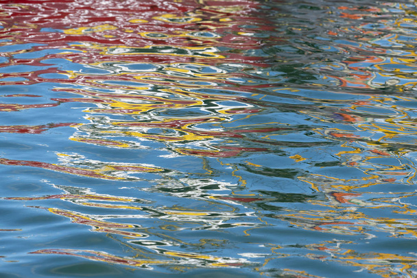 Reflet coloré d'un bateau dans l'eau
 - Photo, image