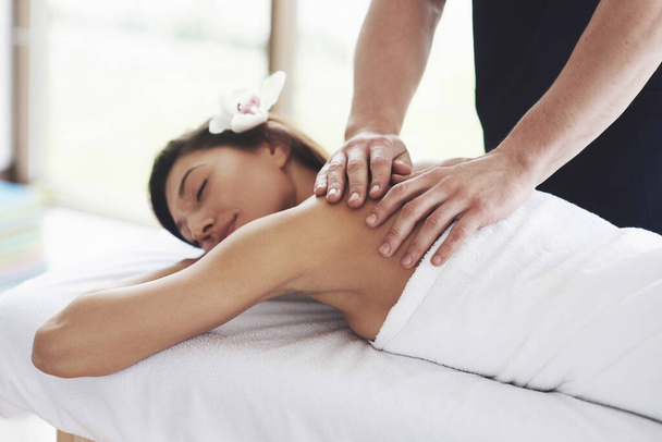 Красива молода жінка розслабляється з масажем рук в косметичному спа-центрі
 - Фото, зображення