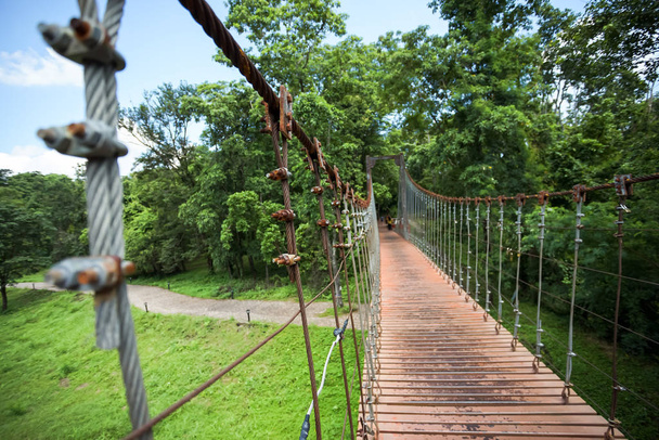 Schorsbrug bij Khao Kradong reisattractie. - Foto, afbeelding