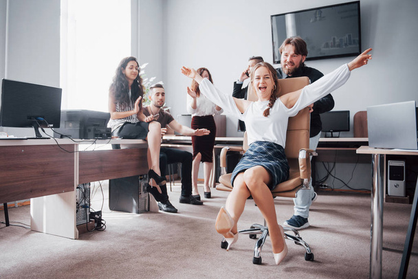 A group of business people having fun, at the office. Celebrate a successful contract. - Fotoğraf, Görsel
