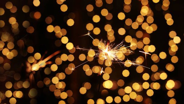 お祝いの輝きと多くの火花マクロ写真ボケ背景クリスマスと新年 - 写真・画像