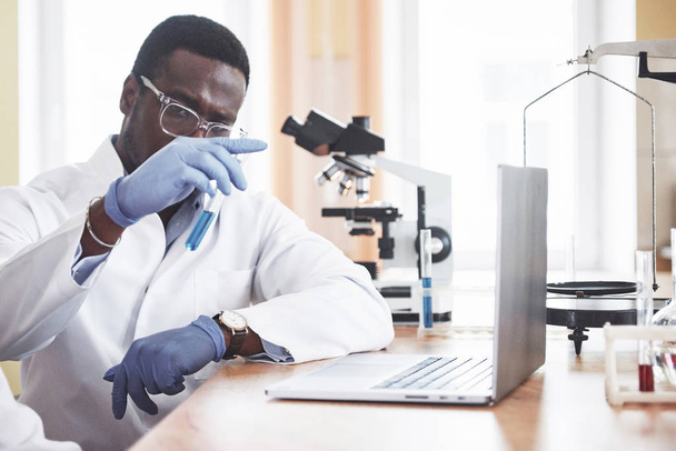Een Afro-Amerikaanse arbeider werkt in een laboratorium. - Foto, afbeelding