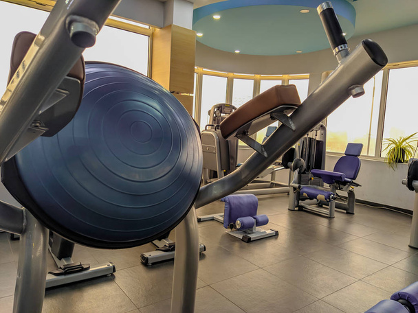 Équilibrer une demi-boule pour abs et augmenter la force de base dans une salle de gym moderne, augmentant la flexibilité et la force tout en faisant le régime de perte de poids
 - Photo, image