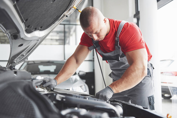 Picture showing muscular car service worker repairing vehicle. - Foto, Imagem