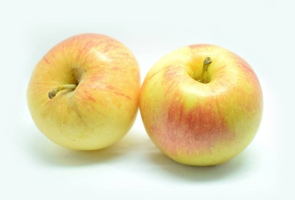 friss érett vörös alma fehér háttér - Fotó, kép