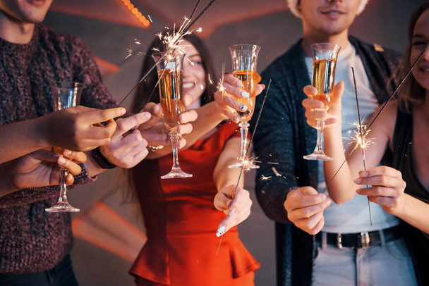 Uma foto com um grupo de amigos que se divertem com bonecos de neve e champanhe. Feliz Ano Novo. Fechar
 - Foto, Imagem