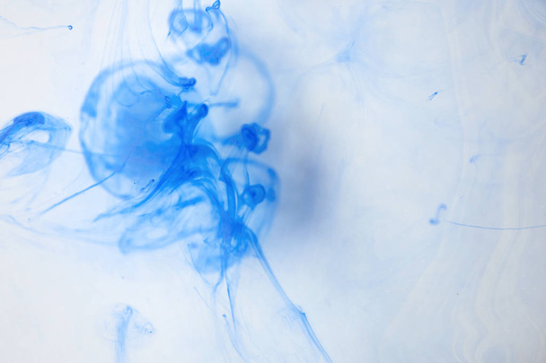 Kleur van het jaar 2020 abstracte blauwe aquarel oplosbaar in water - Foto, afbeelding