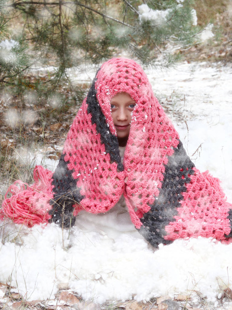 menina no inverno tempo congelado
 - Foto, Imagem