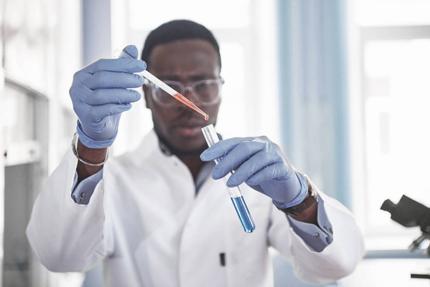 Un trabajador afroamericano trabaja en un laboratorio realizando experimentos
 - Foto, imagen