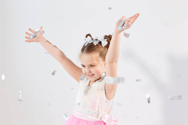 Вечеринка, праздники, день рождения, Новый год и концепция празднования - Симпатичный ребенок бросает конфетти
. - Фото, изображение
