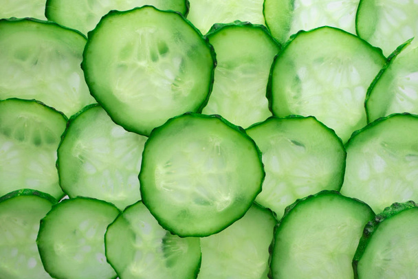 Macro groene komkommer doorsnede plakken patroon, bovenaanzicht. Vers - Foto, afbeelding
