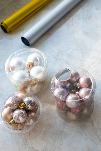 Set moderno di varie palline di Natale in vetro in scatola su marmo bac
 - Foto, immagini