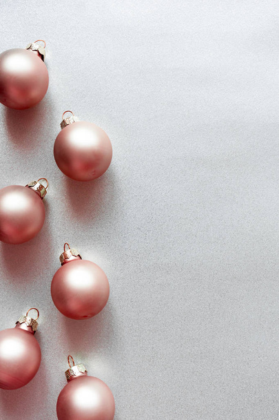 Modern cam Noel topları parlak gümüş arka planda - Fotoğraf, Görsel