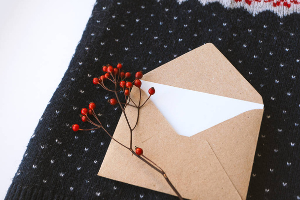 Busta per posta natalizia con biglietto di auguri bianco vuoto e
 - Foto, immagini
