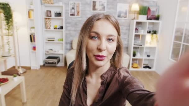 Pov shot van mode influencer opname vlog voor haar abonnees - Video