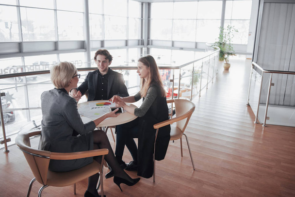 business, technology and office concept - smiling female boss talking to business team. - Fotoğraf, Görsel